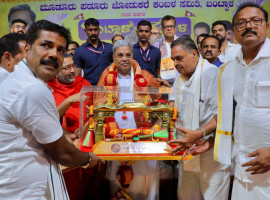ಸಮಾಜದ ಕಟ್ಟಕಡೆಯ ವ್ಯಕ್ತಿಯನ್ನು ಮುಖ್ಯವಾಹಿನಿಗೆ ತರುವುದೇ ಸರಕಾರದ ಗುರಿ   ಮುಂದಿನ ಬಾರಿ ರೈ ಯವರನ್ನು ಹೆಚ್ಚು ಮತಗಳ ಅಂತರದಿಂದ ಗೆಲ್ಲಿಸಿ   ಬಂಟ್ವಾಳ ಕಂಬಳದಲ್ಲಿ ಮುಖ್ಯಮಂತ್ರಿ ಸಿದ್ದರಾಮಯ್ಯ ಹೇಳಿಕೆ.  