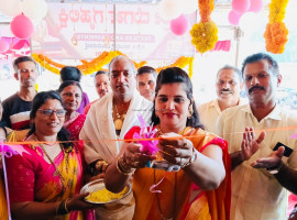 ಗೃಹಲಕ್ಷ್ಮೀ ಹಣಕ್ಕೆ ಉದ್ಯಮದ ರೂಪ: ಮಾವಿನಕಟ್ಟೆ: ಶ್ರೀ ದುರ್ಗಾ ಗೃಹಲಕ್ಷ್ಮೀ ವಸ್ತ್ರ ಮಳಿಗೆ ಶುಭಾರಂಭ.  ಗೃಹಲಕ್ಷ್ಮೀ ಯೋಜನೆಯಿಂದ ಮಹಿಳೆಯರಿಗೆ ಆರ್ಥಿಕ ಸ್ವಾವಲಂಬನೆ: ಶೈಲಜಾ ರಾಜೇಶ್
