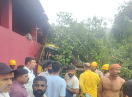 ಬರಿಮಾರು :ಶಾಲಾ ಬಸ್ಸಿಗೆ ಮರ ಬಿದ್ದು ಓರ್ವ ವಿದ್ಯಾರ್ಥಿನಿ ಮೃತ್ಯು, ನಾಲ್ವರಿಗೆ ಗಾಯ.