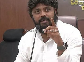 ತೋಳು ತಟ್ಟಿ ಮೀಸೆ ತಿರುವಿದ ಶಾಸಕ ಪ್ರದೀಪ್ ಈಶ್ವರ್ ಮೇಲೆ ಚಪ್ಪಲಿ ಎಸೆತ